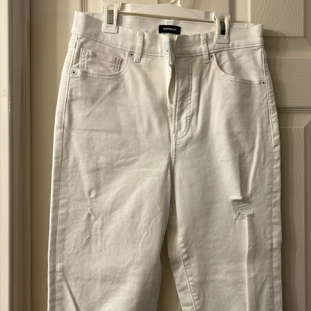 Express Women's White Distressed Jeans - Picture 4 of 6